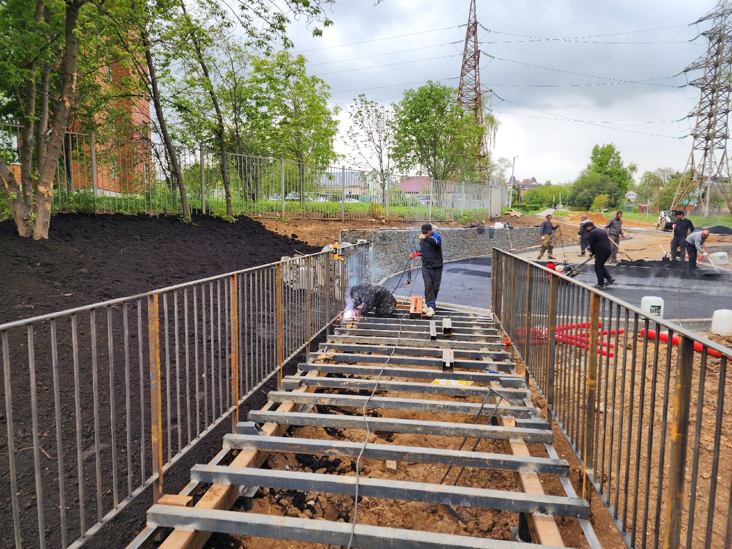 чехов, улица береговая, набережная реки теребенка, благоустройство, реконструкция, строительство, пешеходные зоны, дорожки на сваях, металлические каркасы, деревянные настилы, укладка настилов, ограждения, сварочные работы, госпрограмма московской области,