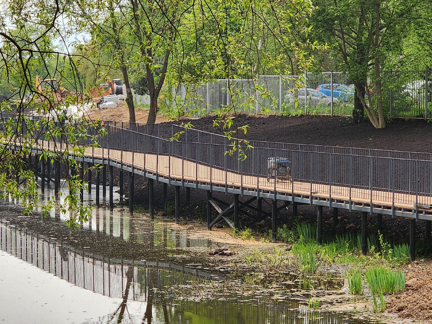 чехов, улица береговая, набережная реки теребенка, благоустройство, реконструкция, строительство, пешеходные зоны, дорожки на сваях, металлические каркасы, деревянные настилы, укладка настилов, ограждения, сварочные работы, госпрограмма московской области,