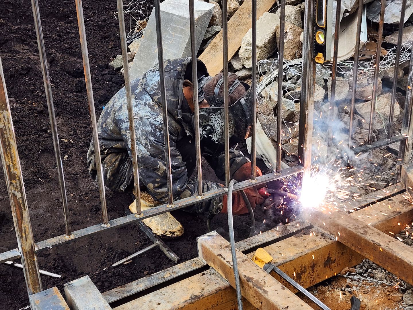 чехов, улица береговая, набережная реки теребенка, благоустройство, реконструкция, строительство, пешеходные зоны, дорожки на сваях, металлические каркасы, деревянные настилы, укладка настилов, ограждения, сварочные работы, госпрограмма московской области,