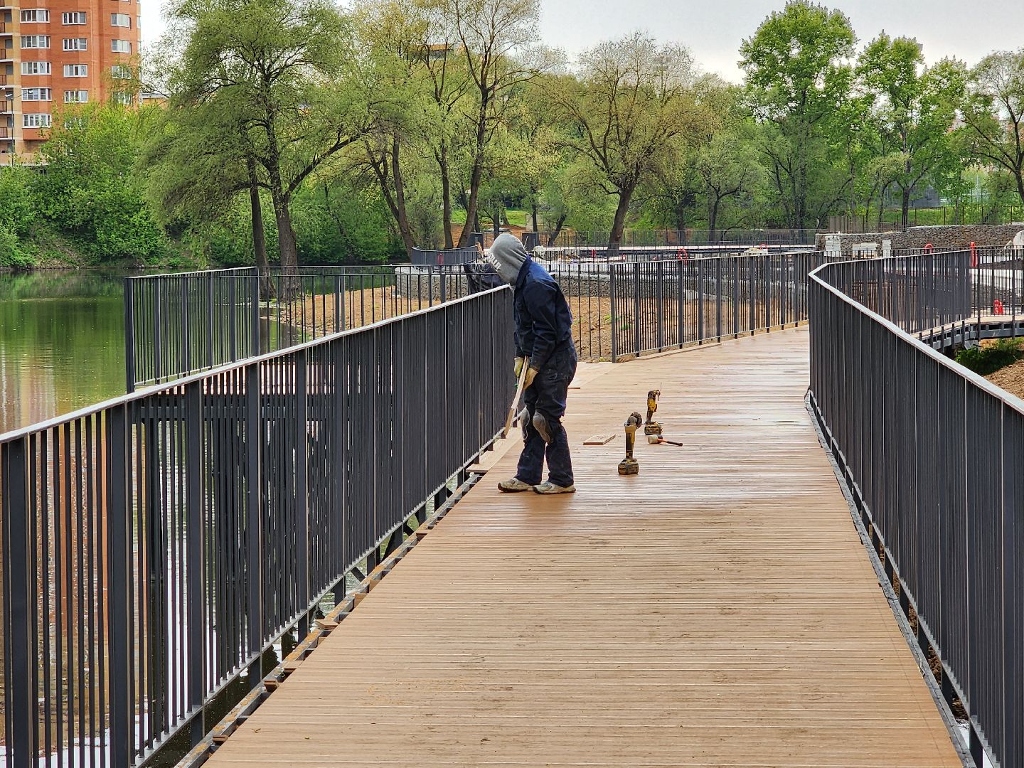 чехов, улица береговая, набережная реки теребенка, благоустройство, реконструкция, строительство, пешеходные зоны, дорожки на сваях, металлические каркасы, деревянные настилы, укладка настилов, ограждения, сварочные работы, госпрограмма московской области,