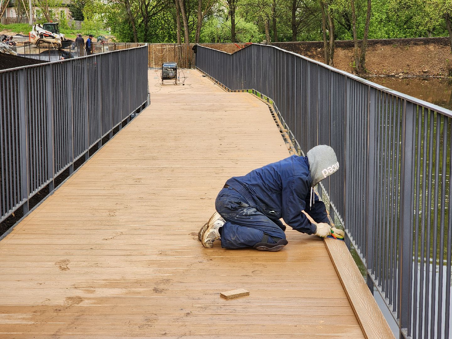 чехов, улица береговая, набережная реки теребенка, благоустройство, реконструкция, строительство, пешеходные зоны, дорожки на сваях, металлические каркасы, деревянные настилы, укладка настилов, ограждения, сварочные работы, госпрограмма московской области,