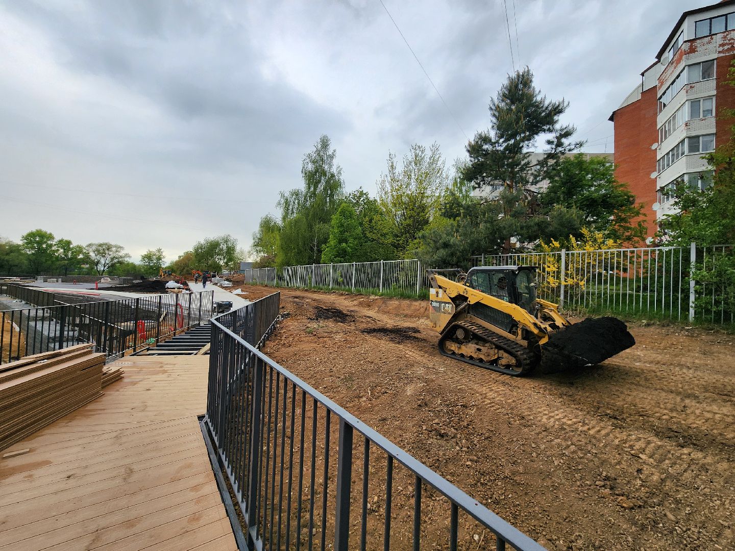 чехов, улица береговая, набережная реки теребенка, благоустройство, реконструкция, строительство, пешеходные зоны, дорожки на сваях, металлические каркасы, деревянные настилы, укладка настилов, ограждения, сварочные работы, госпрограмма московской области,