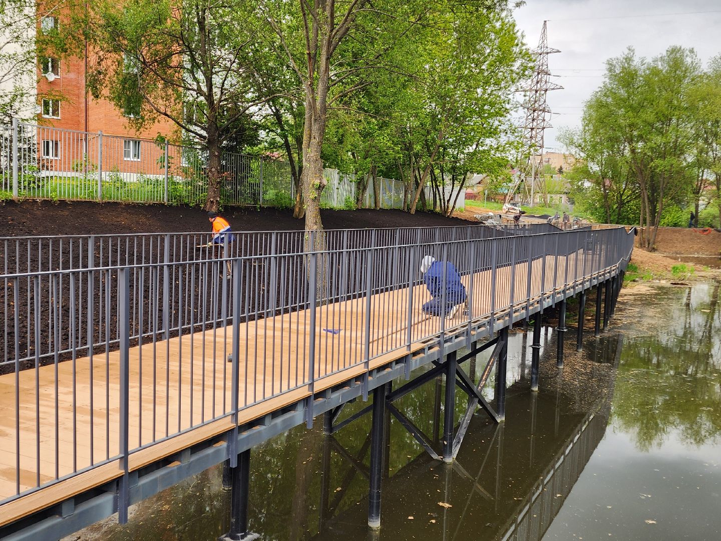 чехов, улица береговая, набережная реки теребенка, благоустройство, реконструкция, строительство, пешеходные зоны, дорожки на сваях, металлические каркасы, деревянные настилы, укладка настилов, ограждения, сварочные работы, госпрограмма московской области,
