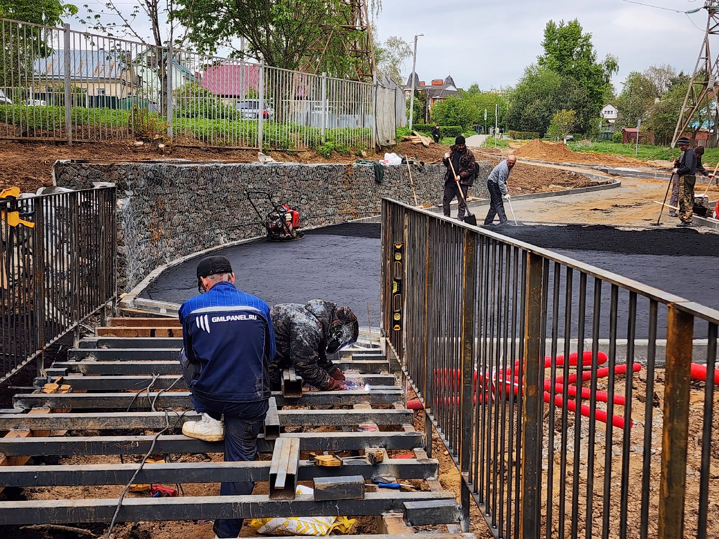 чехов, улица береговая, набережная реки теребенка, благоустройство, реконструкция, строительство, пешеходные зоны, дорожки на сваях, металлические каркасы, деревянные настилы, укладка настилов, ограждения, сварочные работы, госпрограмма московской области,
