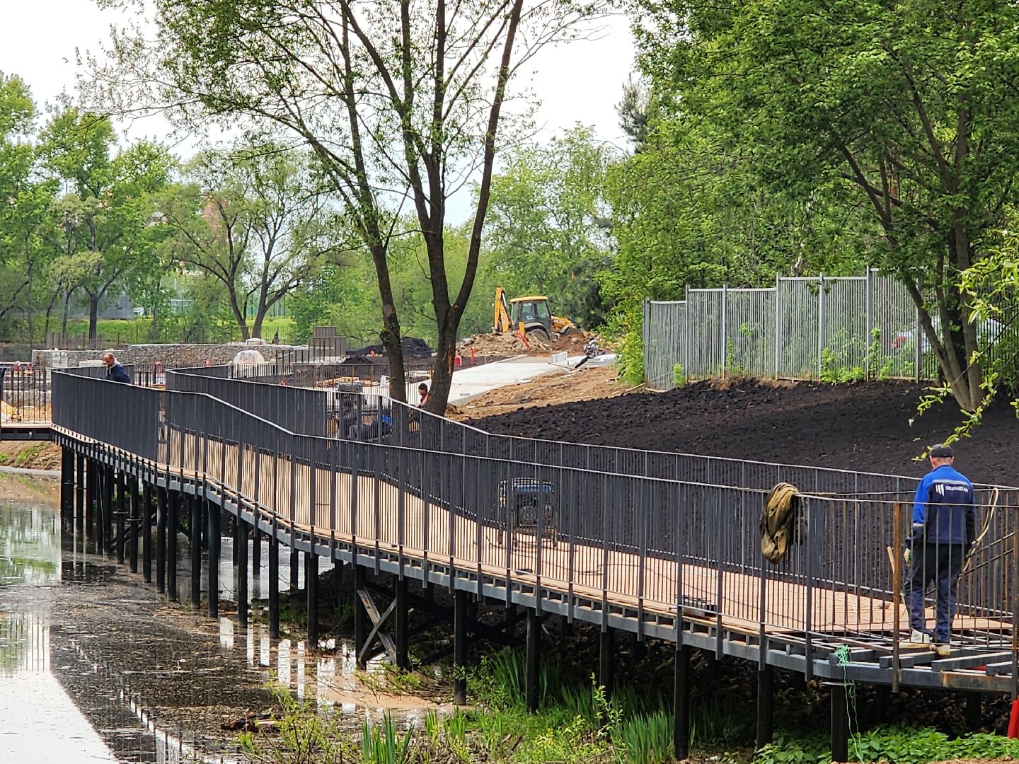 чехов, улица береговая, набережная реки теребенка, благоустройство, реконструкция, строительство, пешеходные зоны, дорожки на сваях, металлические каркасы, деревянные настилы, укладка настилов, ограждения, сварочные работы, госпрограмма московской области,