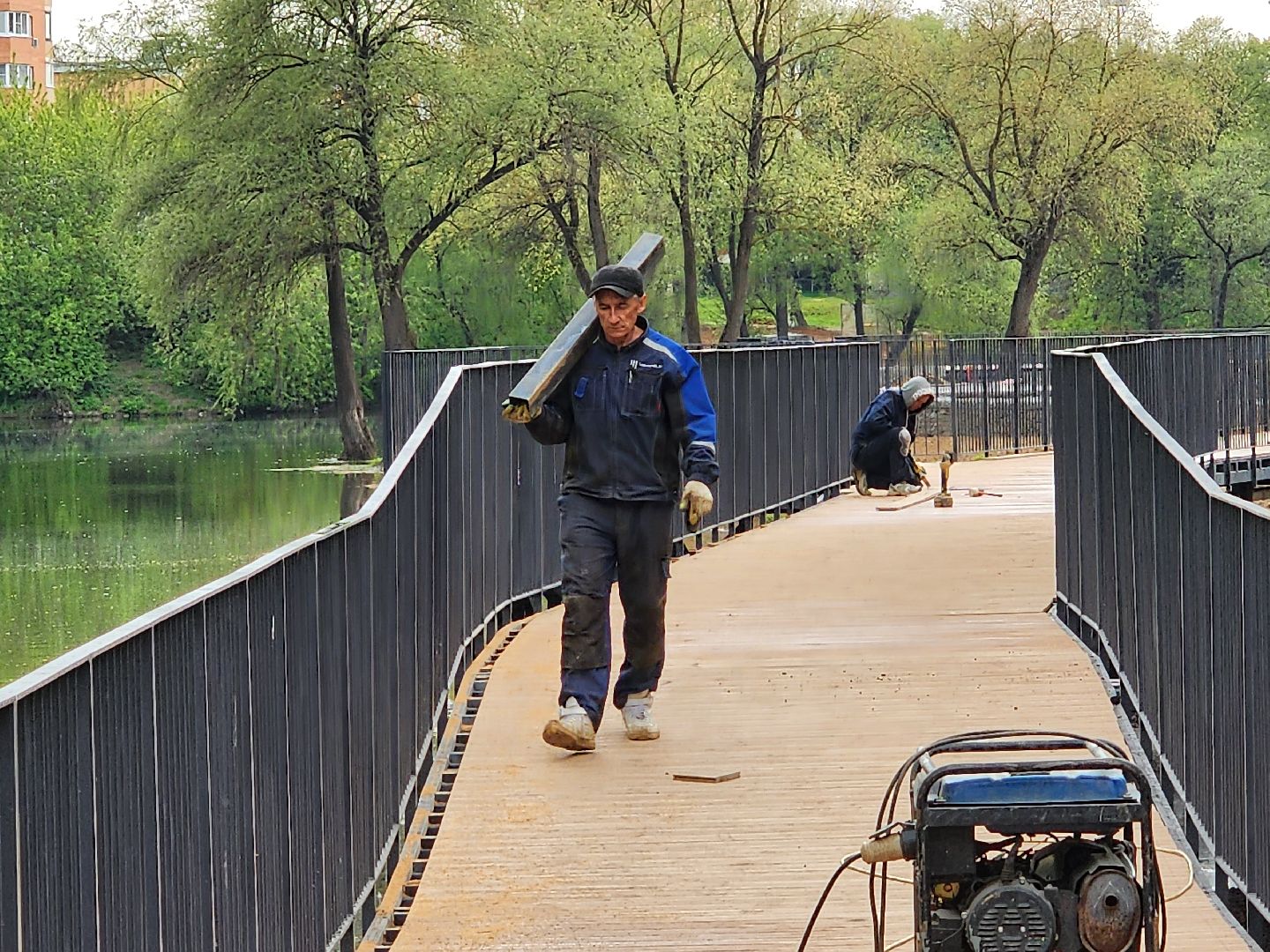 чехов, улица береговая, набережная реки теребенка, благоустройство, реконструкция, строительство, пешеходные зоны, дорожки на сваях, металлические каркасы, деревянные настилы, укладка настилов, ограждения, сварочные работы, госпрограмма московской области,