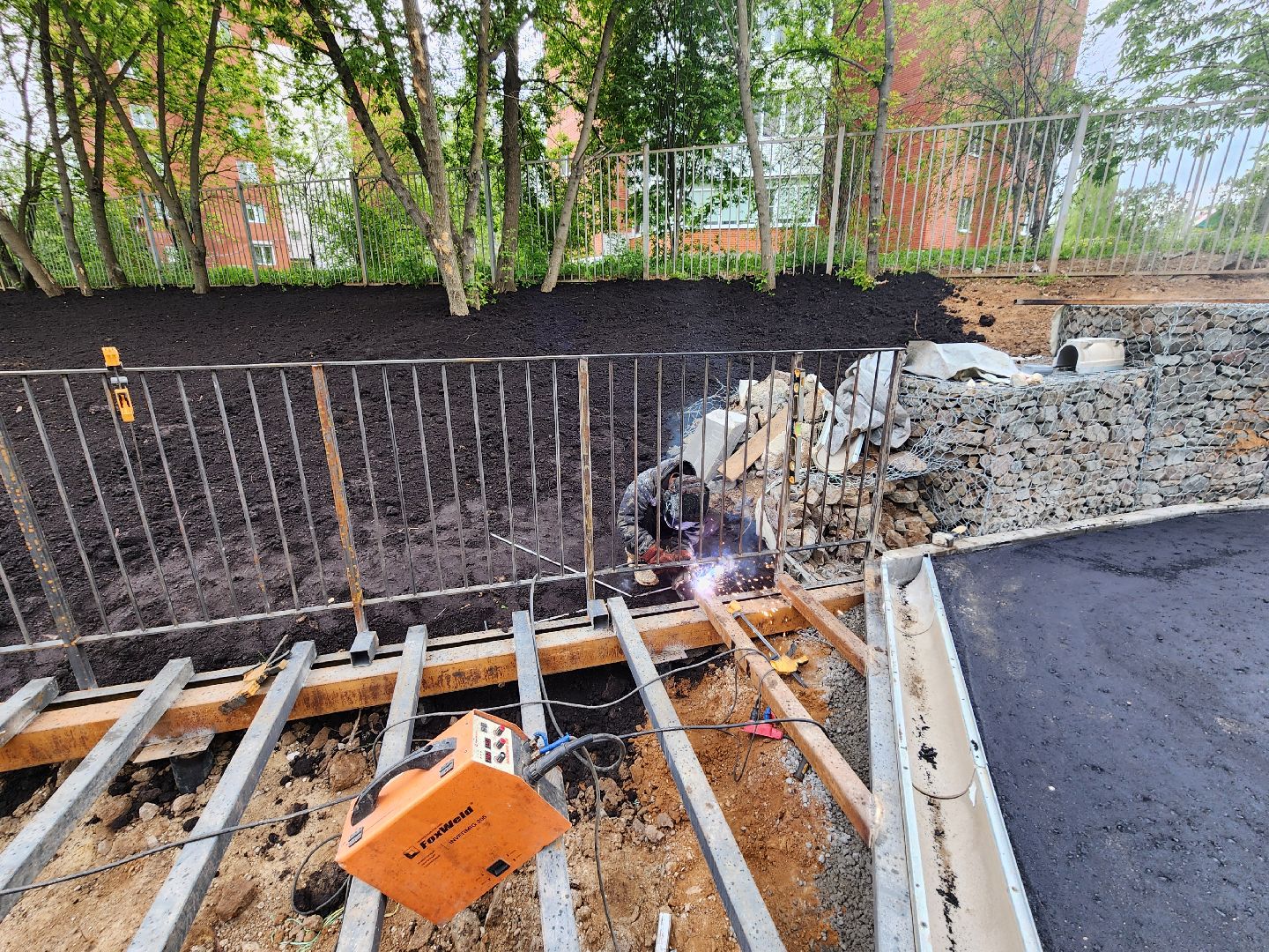 чехов, улица береговая, набережная реки теребенка, благоустройство, реконструкция, строительство, пешеходные зоны, дорожки на сваях, металлические каркасы, деревянные настилы, укладка настилов, ограждения, сварочные работы, госпрограмма московской области,