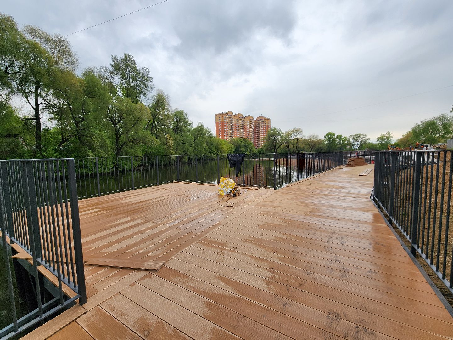 чехов, улица береговая, набережная реки теребенка, благоустройство, реконструкция, строительство, пешеходные зоны, дорожки на сваях, металлические каркасы, деревянные настилы, укладка настилов, ограждения, сварочные работы, госпрограмма московской области,