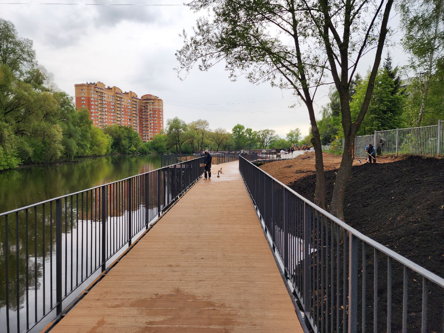 чехов, улица береговая, набережная реки теребенка, благоустройство, реконструкция, строительство, пешеходные зоны, дорожки на сваях, металлические каркасы, деревянные настилы, укладка настилов, ограждения, сварочные работы, госпрограмма московской области,