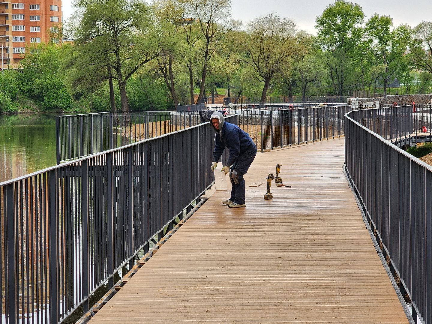 чехов, улица береговая, набережная реки теребенка, благоустройство, реконструкция, строительство, пешеходные зоны, дорожки на сваях, металлические каркасы, деревянные настилы, укладка настилов, ограждения, сварочные работы, госпрограмма московской области,