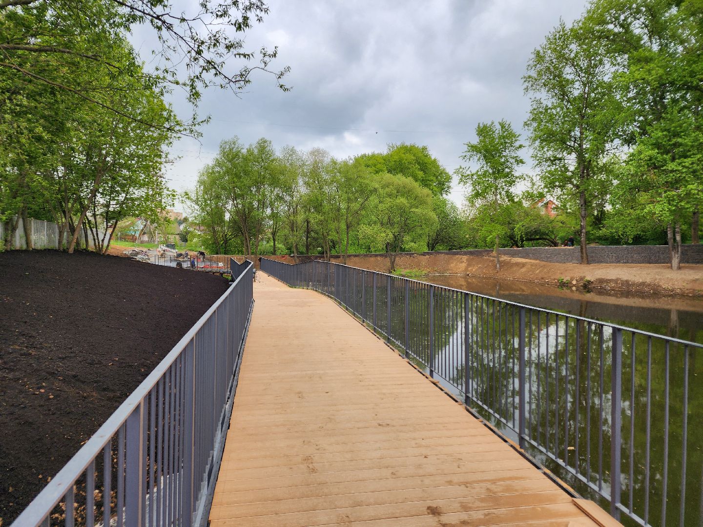 чехов, улица береговая, набережная реки теребенка, благоустройство, реконструкция, строительство, пешеходные зоны, дорожки на сваях, металлические каркасы, деревянные настилы, укладка настилов, ограждения, сварочные работы, госпрограмма московской области,