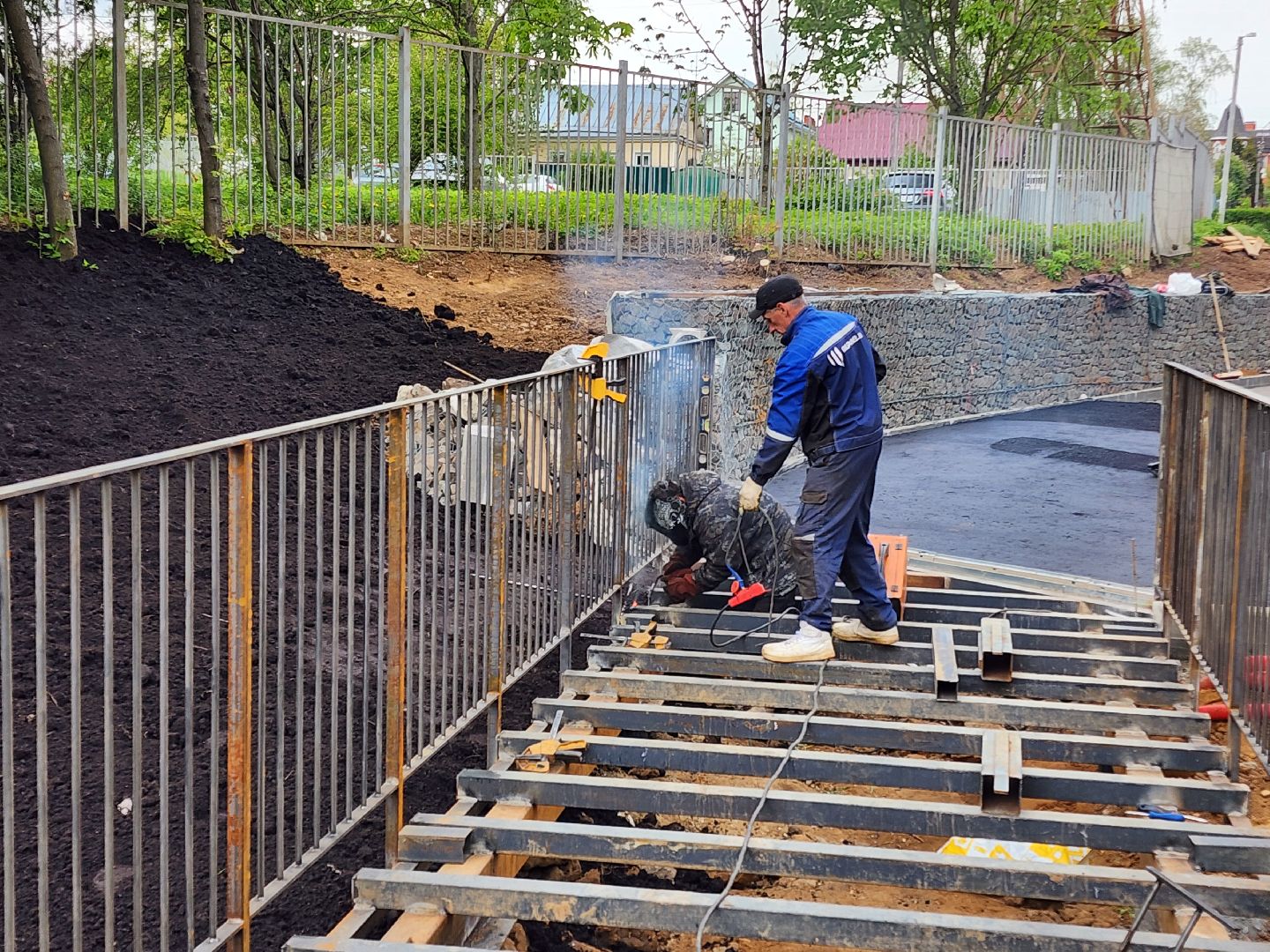 чехов, улица береговая, набережная реки теребенка, благоустройство, реконструкция, строительство, пешеходные зоны, дорожки на сваях, металлические каркасы, деревянные настилы, укладка настилов, ограждения, сварочные работы, госпрограмма московской области,