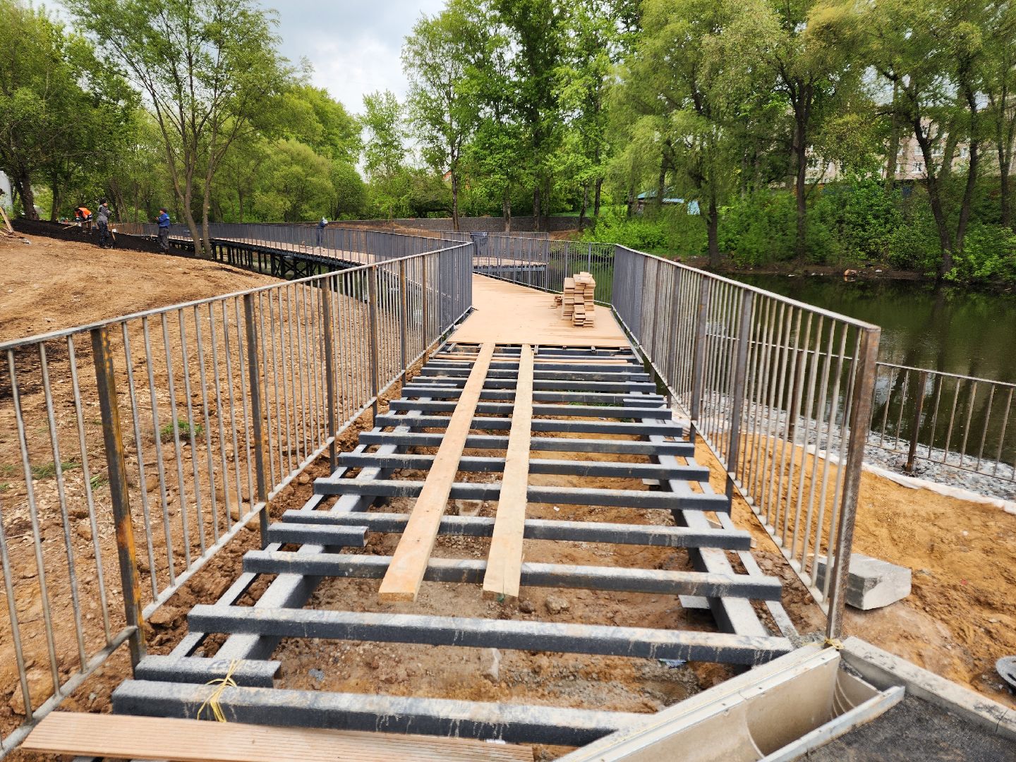 чехов, улица береговая, набережная реки теребенка, благоустройство, реконструкция, строительство, пешеходные зоны, дорожки на сваях, металлические каркасы, деревянные настилы, укладка настилов, ограждения, сварочные работы, госпрограмма московской области,