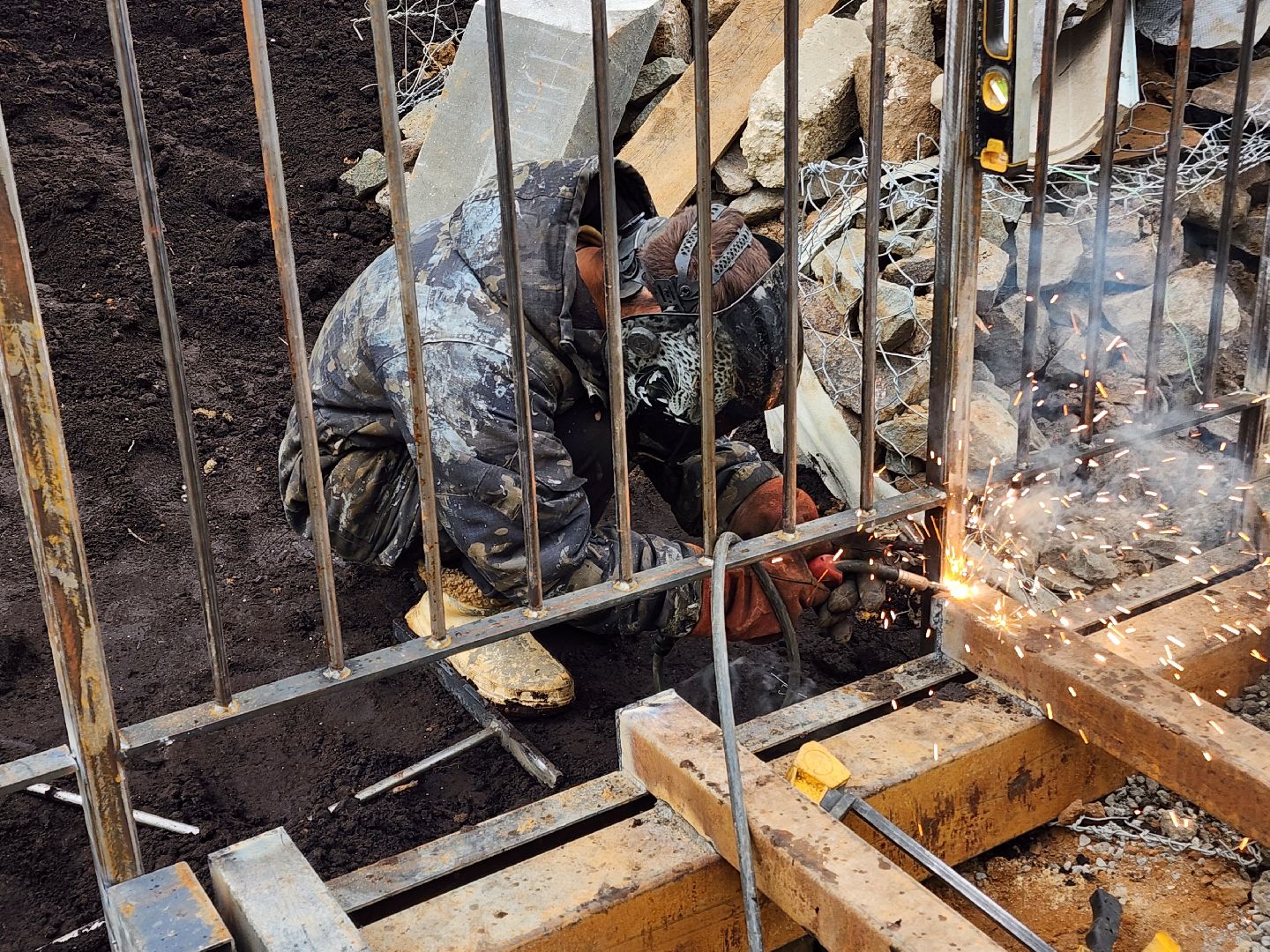 чехов, улица береговая, набережная реки теребенка, благоустройство, реконструкция, строительство, пешеходные зоны, дорожки на сваях, металлические каркасы, деревянные настилы, укладка настилов, ограждения, сварочные работы, госпрограмма московской области,