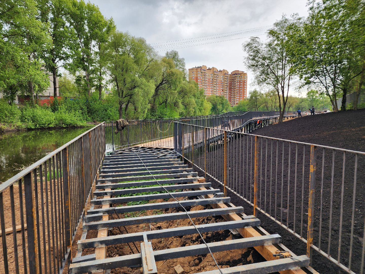 чехов, улица береговая, набережная реки теребенка, благоустройство, реконструкция, строительство, пешеходные зоны, дорожки на сваях, металлические каркасы, деревянные настилы, укладка настилов, ограждения, сварочные работы, госпрограмма московской области,