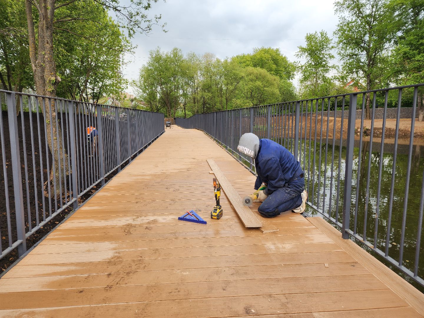 чехов, улица береговая, набережная реки теребенка, благоустройство, реконструкция, строительство, пешеходные зоны, дорожки на сваях, металлические каркасы, деревянные настилы, укладка настилов, ограждения, сварочные работы, госпрограмма московской области,