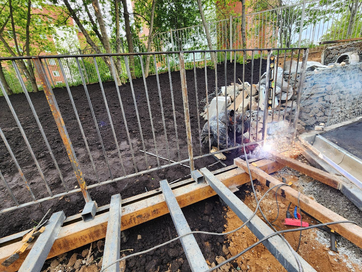 чехов, улица береговая, набережная реки теребенка, благоустройство, реконструкция, строительство, пешеходные зоны, дорожки на сваях, металлические каркасы, деревянные настилы, укладка настилов, ограждения, сварочные работы, госпрограмма московской области,