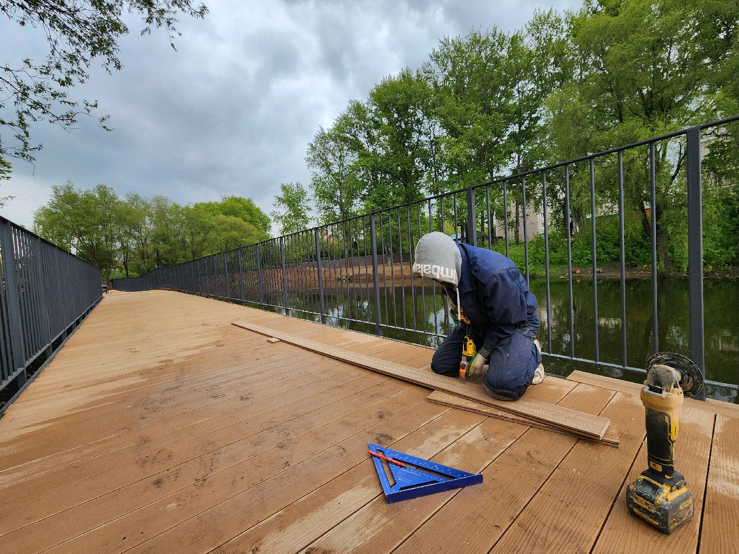 чехов, улица береговая, набережная реки теребенка, благоустройство, реконструкция, строительство, пешеходные зоны, дорожки на сваях, металлические каркасы, деревянные настилы, укладка настилов, ограждения, сварочные работы, госпрограмма московской области,