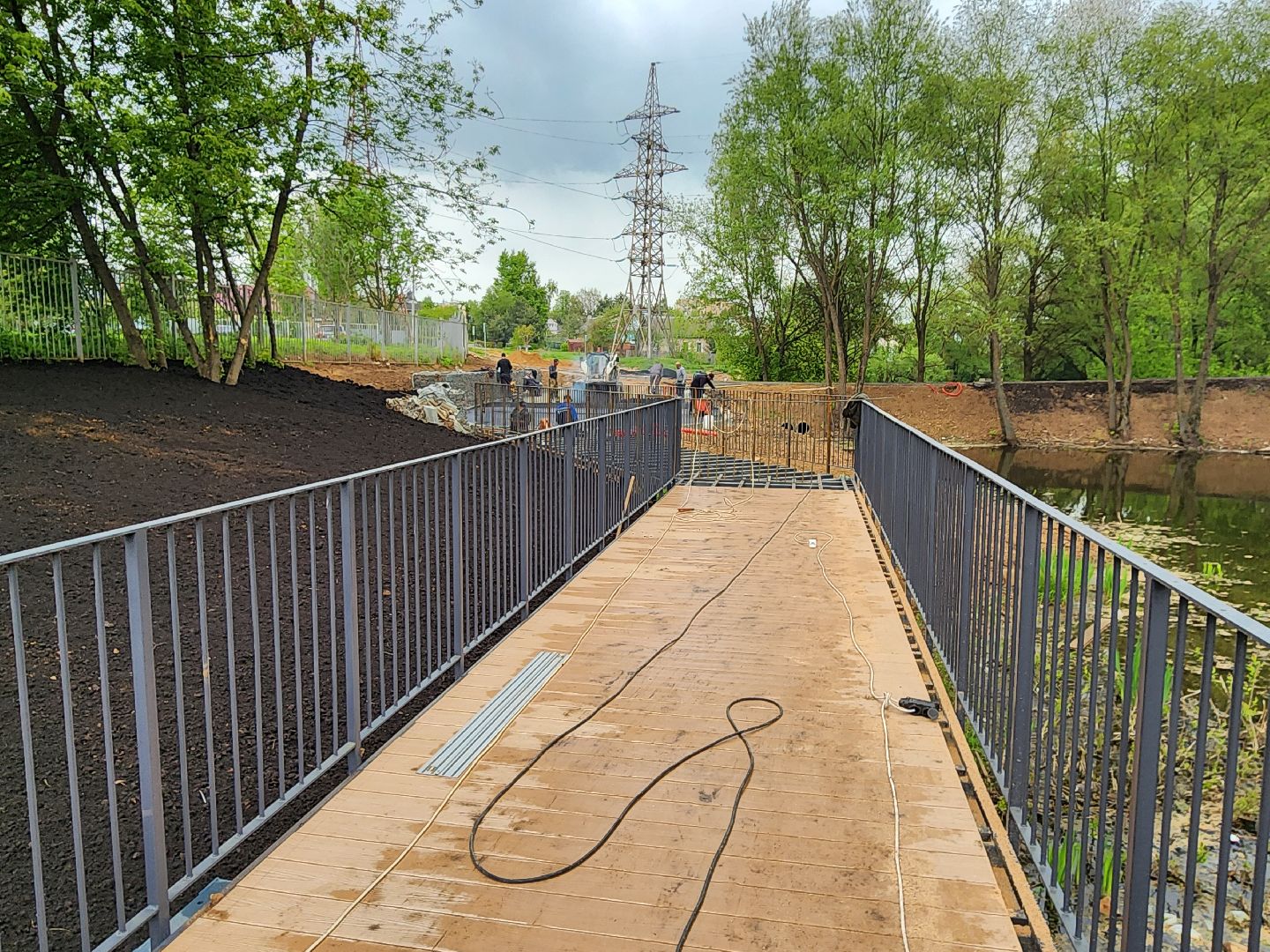 чехов, улица береговая, набережная реки теребенка, благоустройство, реконструкция, строительство, пешеходные зоны, дорожки на сваях, металлические каркасы, деревянные настилы, укладка настилов, ограждения, сварочные работы, госпрограмма московской области,