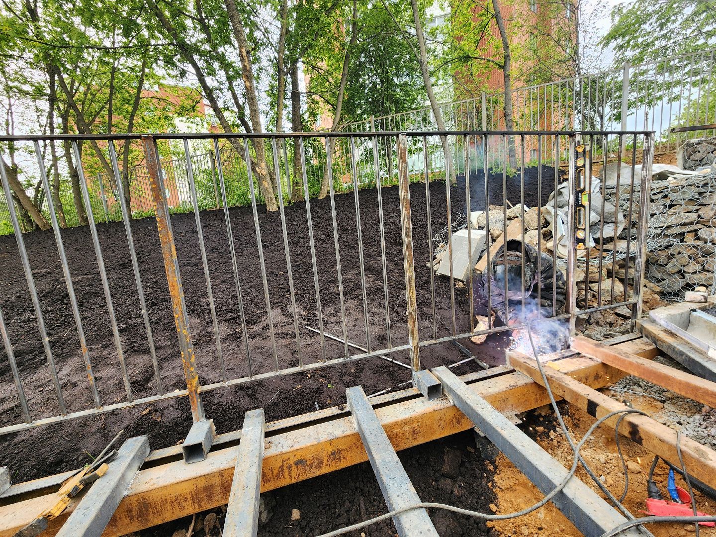 чехов, улица береговая, набережная реки теребенка, благоустройство, реконструкция, строительство, пешеходные зоны, дорожки на сваях, металлические каркасы, деревянные настилы, укладка настилов, ограждения, сварочные работы, госпрограмма московской области,