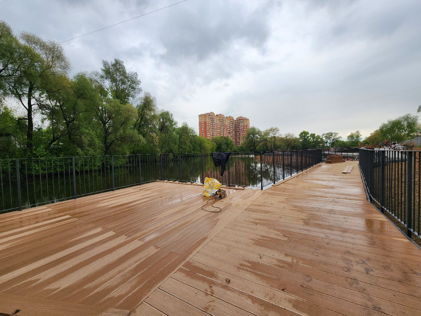 чехов, улица береговая, набережная реки теребенка, благоустройство, реконструкция, строительство, пешеходные зоны, дорожки на сваях, металлические каркасы, деревянные настилы, укладка настилов, ограждения, сварочные работы, госпрограмма московской области,