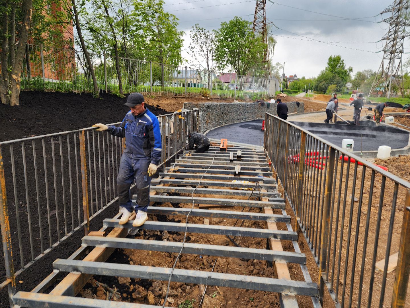 чехов, улица береговая, набережная реки теребенка, благоустройство, реконструкция, строительство, пешеходные зоны, дорожки на сваях, металлические каркасы, деревянные настилы, укладка настилов, ограждения, сварочные работы, госпрограмма московской области,