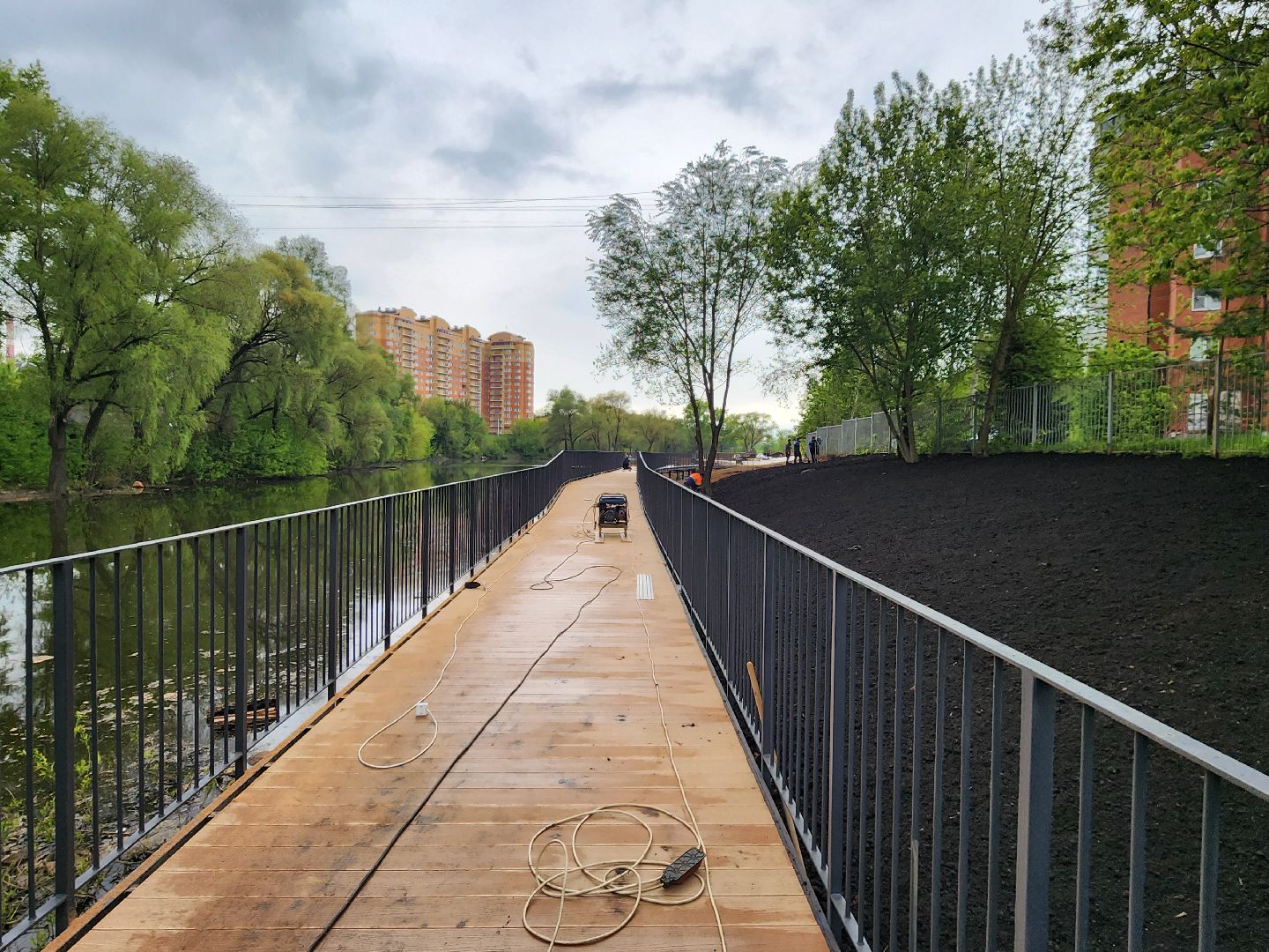 чехов, улица береговая, набережная реки теребенка, благоустройство, реконструкция, строительство, пешеходные зоны, дорожки на сваях, металлические каркасы, деревянные настилы, укладка настилов, ограждения, сварочные работы, госпрограмма московской области,