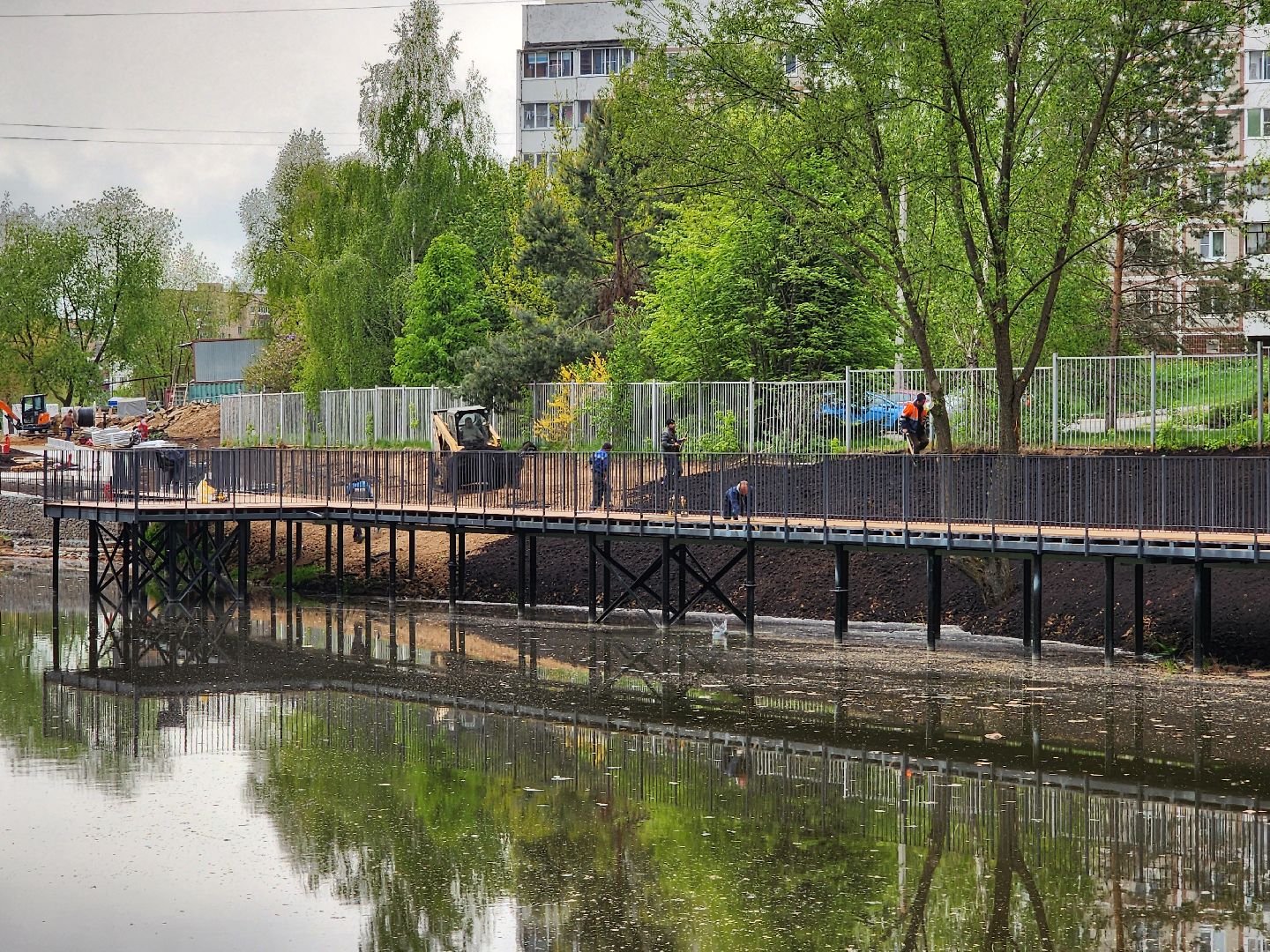 чехов, улица береговая, набережная реки теребенка, благоустройство, реконструкция, строительство, пешеходные зоны, дорожки на сваях, металлические каркасы, деревянные настилы, укладка настилов, ограждения, сварочные работы, госпрограмма московской области,