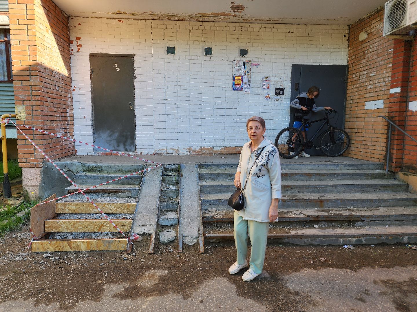 чехов, выездная администрация, встреча с жителями, обращения граждан, улица чехова, жилой дом, ремонт в подъезде, уборка в подъезде, содержание жилого дома, мбу чеховское благоустройство, глава округа михаил собакин,