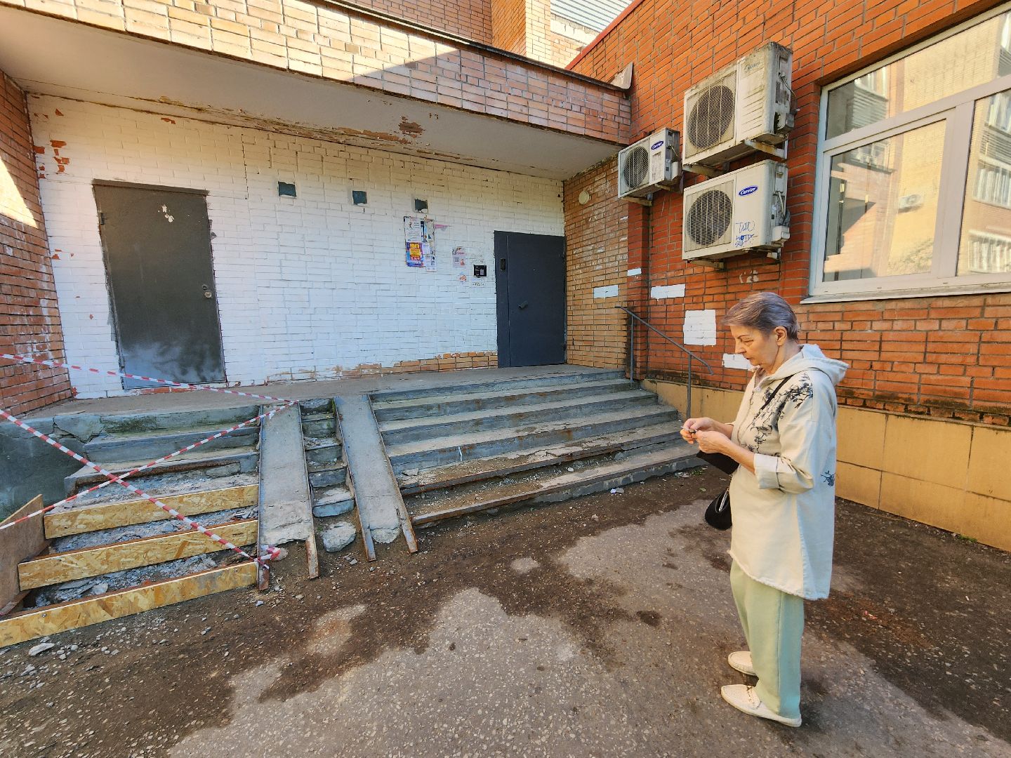 чехов, выездная администрация, встреча с жителями, обращения граждан, улица чехова, жилой дом, ремонт в подъезде, уборка в подъезде, содержание жилого дома, мбу чеховское благоустройство, глава округа михаил собакин,