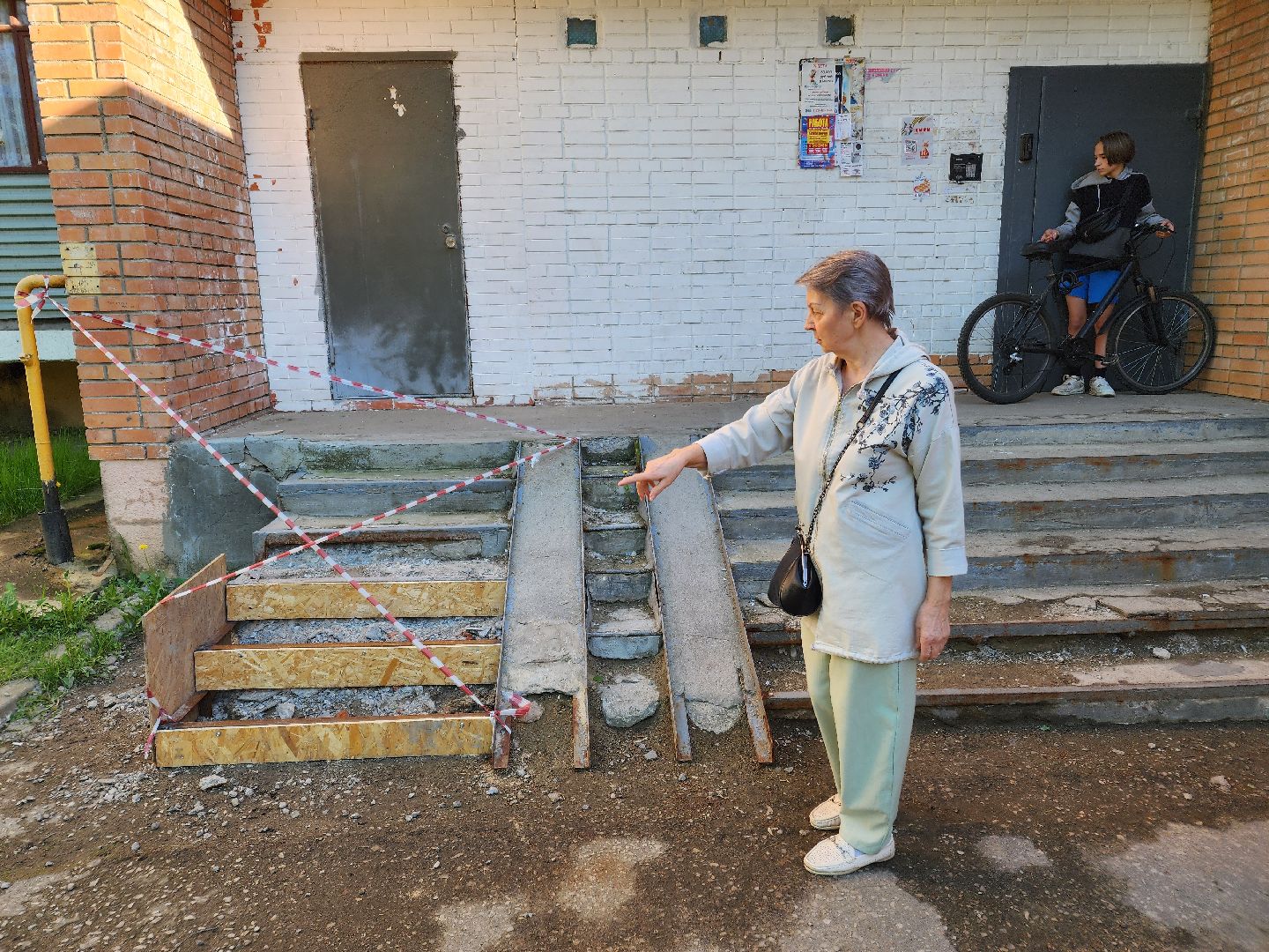 чехов, выездная администрация, встреча с жителями, обращения граждан, улица чехова, жилой дом, ремонт в подъезде, уборка в подъезде, содержание жилого дома, мбу чеховское благоустройство, глава округа михаил собакин,