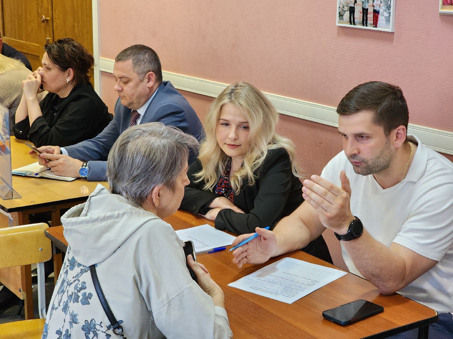 чехов, выездная администрация, встреча с жителями, обращения граждан, улица чехова, жилой дом, ремонт в подъезде, уборка в подъезде, содержание жилого дома, мбу чеховское благоустройство, глава округа михаил собакин,