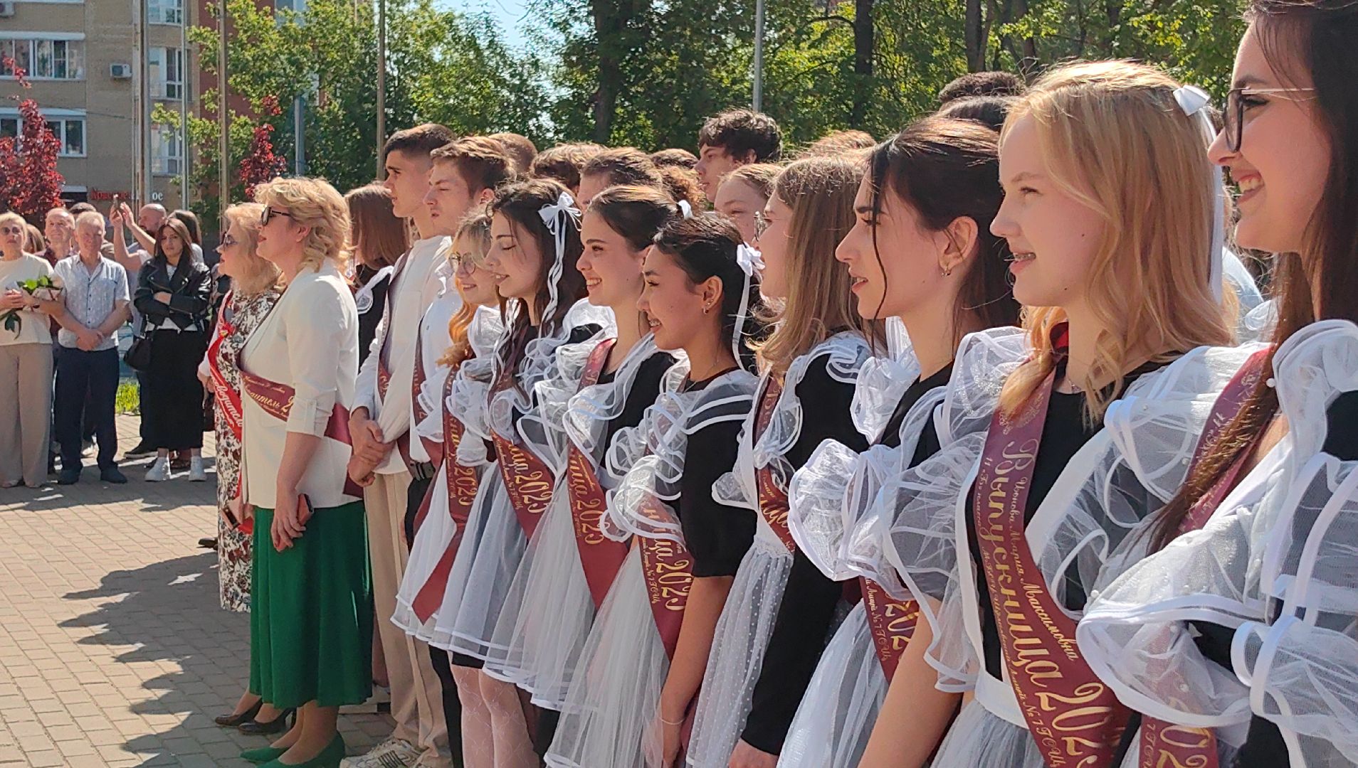 выпускники, последний звонок, золотая медаль, линейка,
