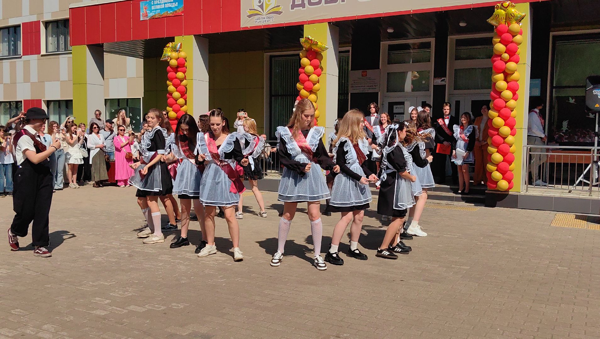 выпускники, последний звонок, золотая медаль, линейка,