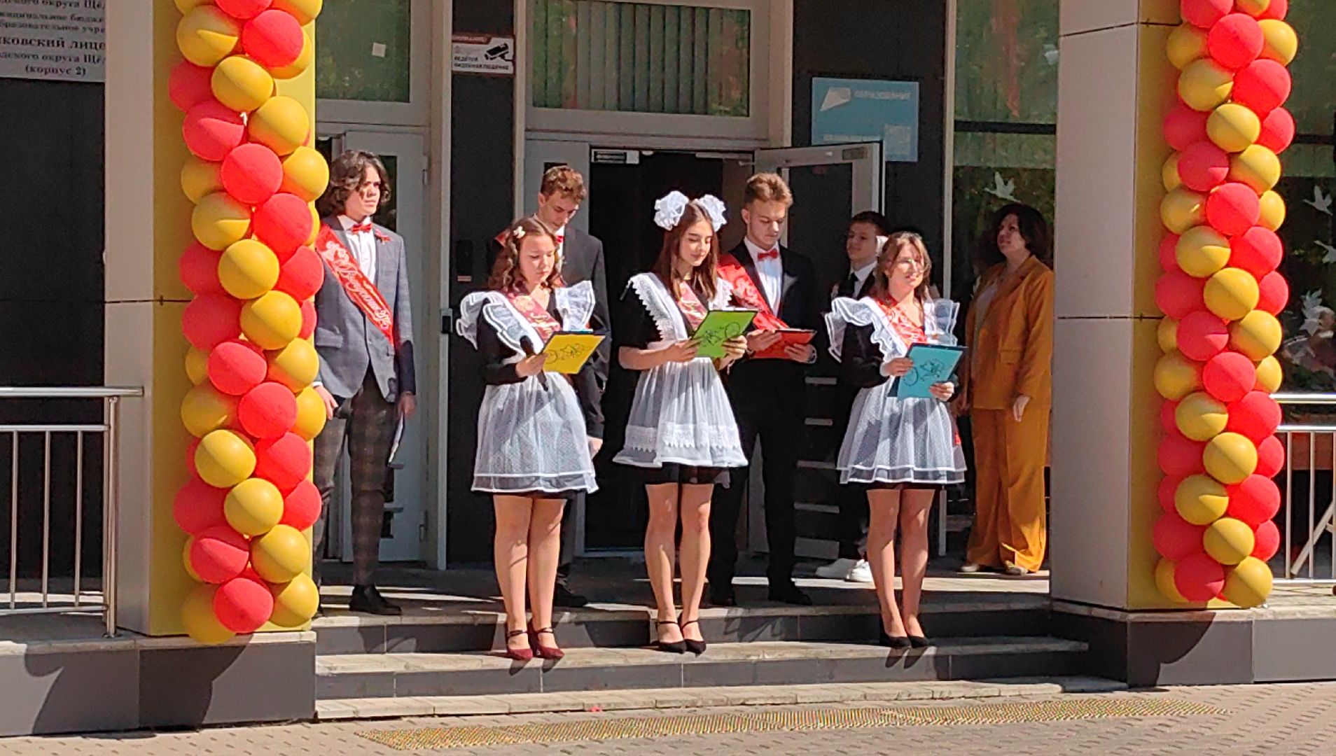 выпускники, последний звонок, золотая медаль, линейка,