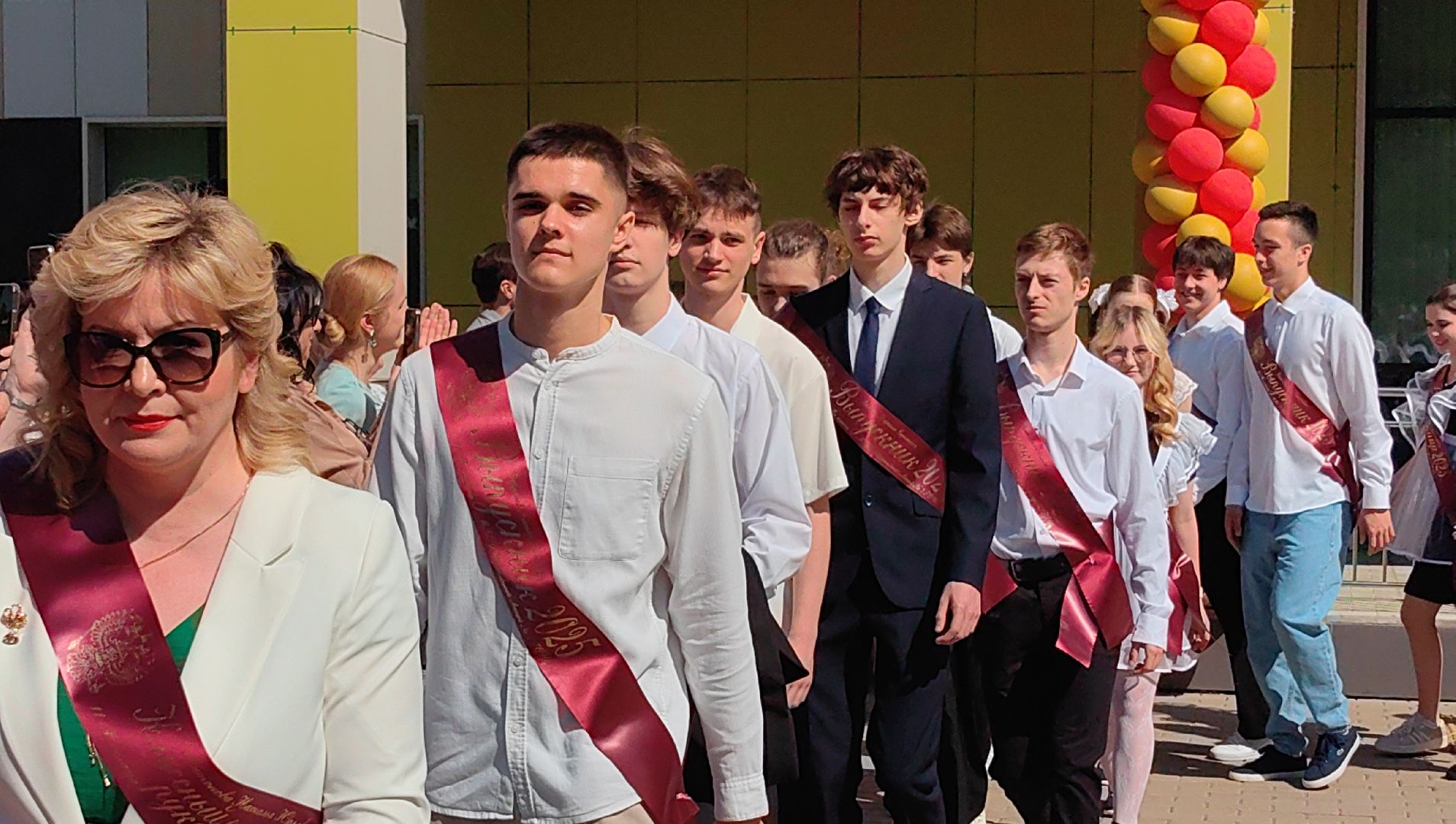 выпускники, последний звонок, золотая медаль, линейка,