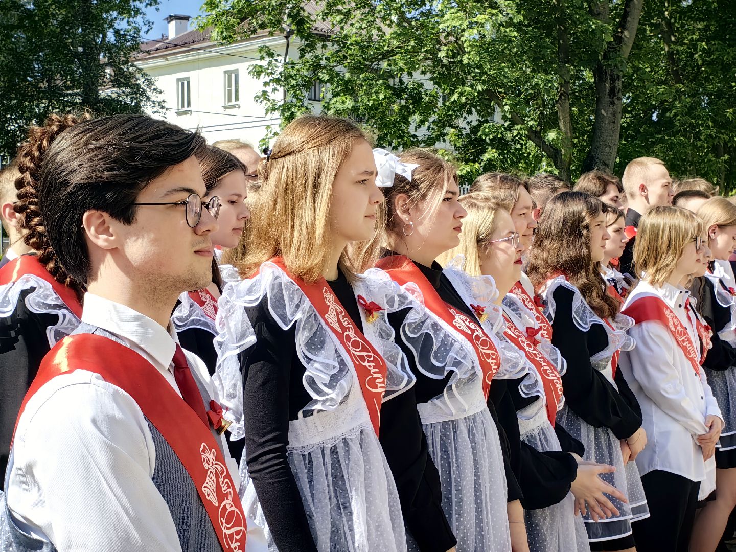 выпускники, последний звонок, золотая медаль, линейка,