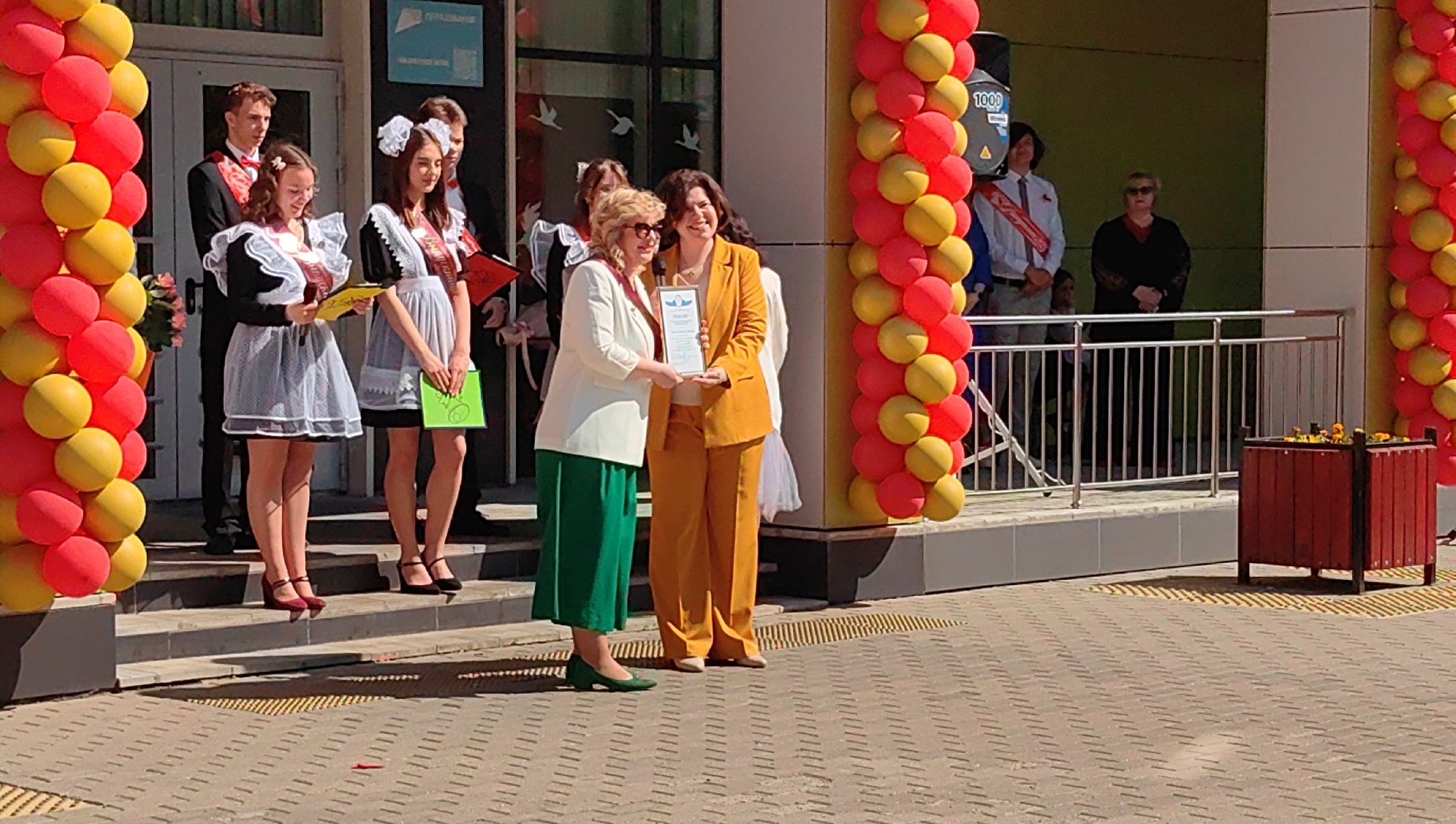 выпускники, последний звонок, золотая медаль, линейка,