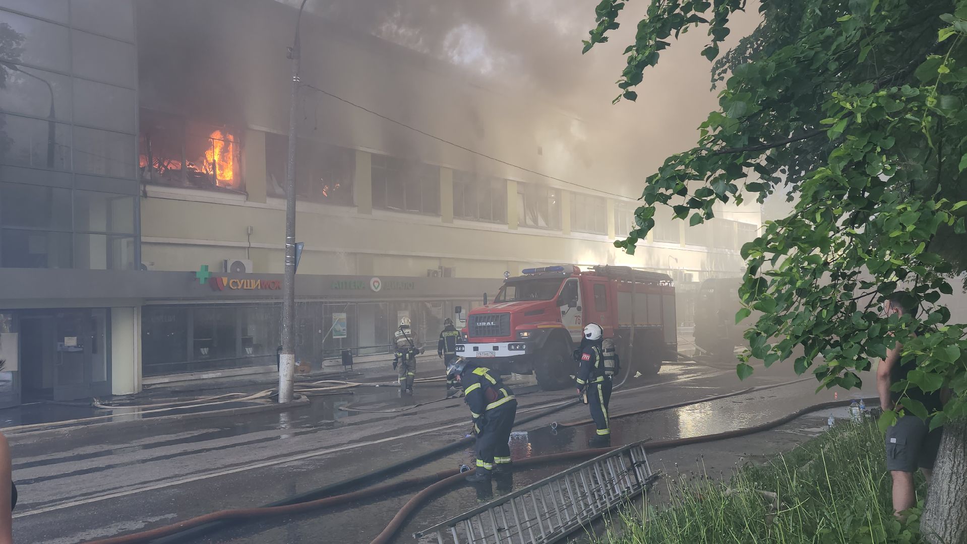 пожар, королёв, чп, пожар в тц, мчс россии, тушение пожара,