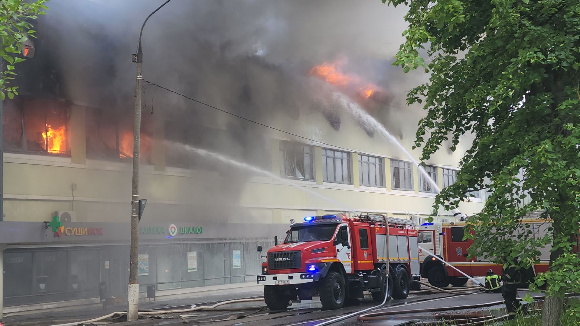 пожар, королёв, чп, пожар в тц, мчс россии, тушение пожара,