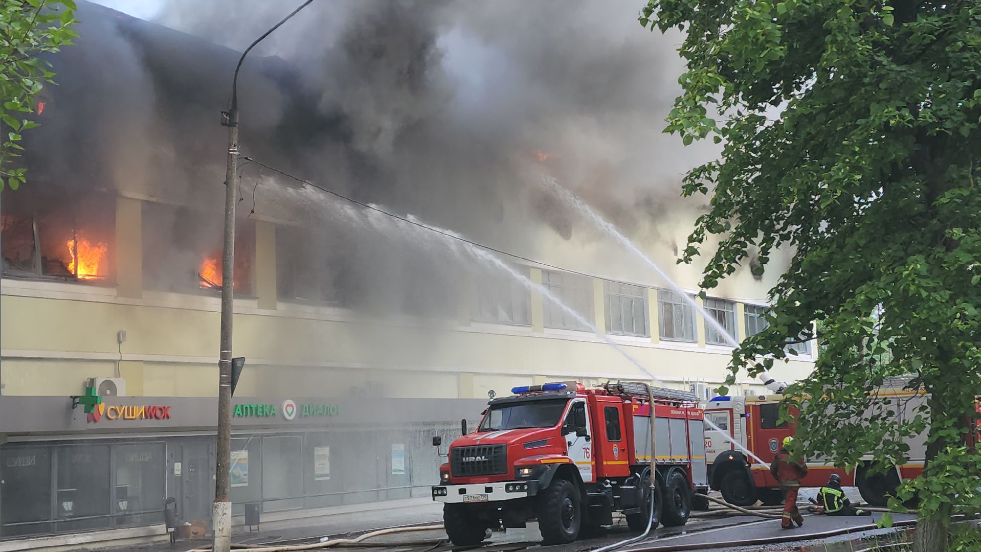 пожар, королёв, чп, пожар в тц, мчс россии, тушение пожара,