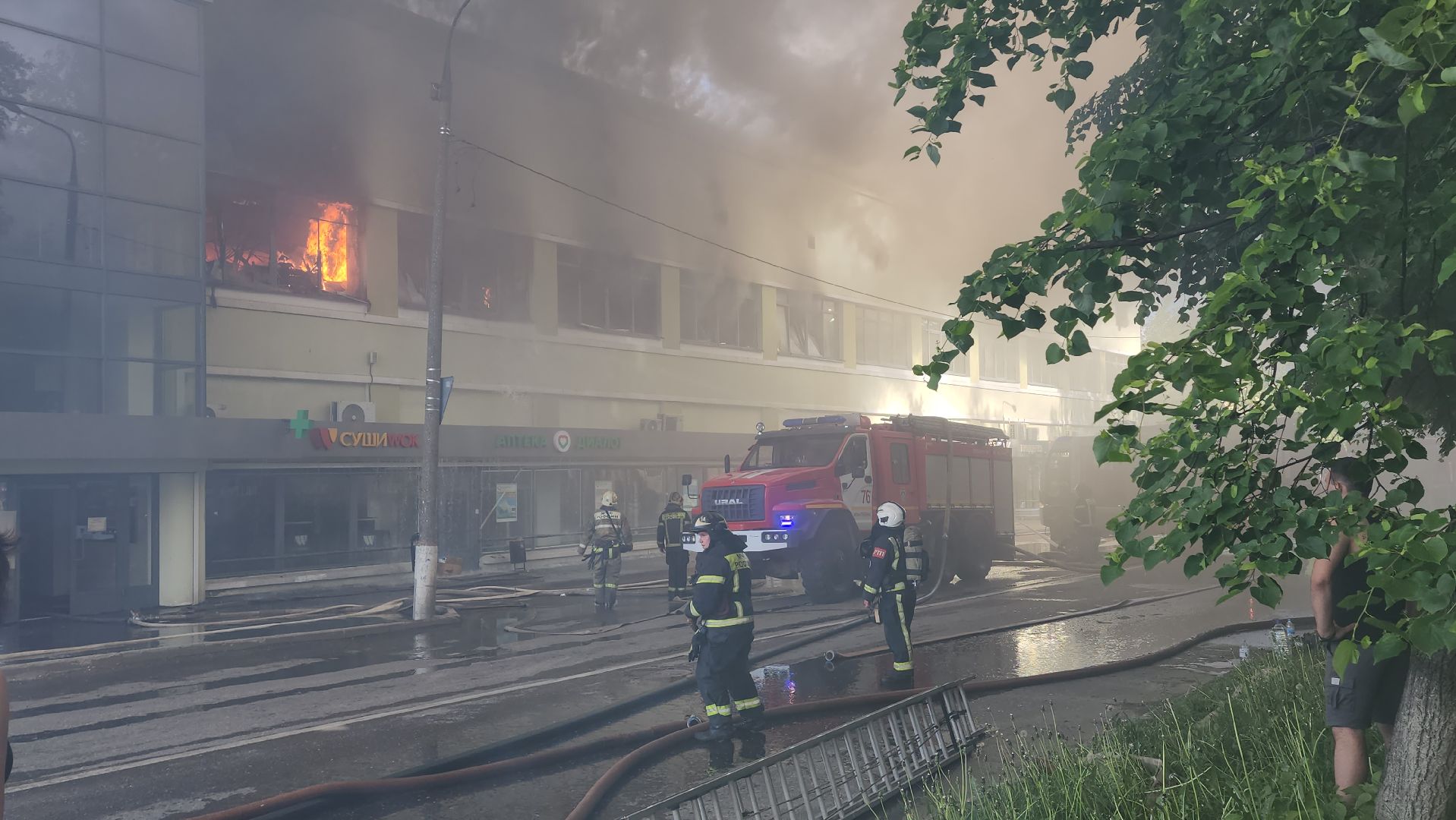 пожар, королёв, чп, пожар в тц, мчс россии, тушение пожара,