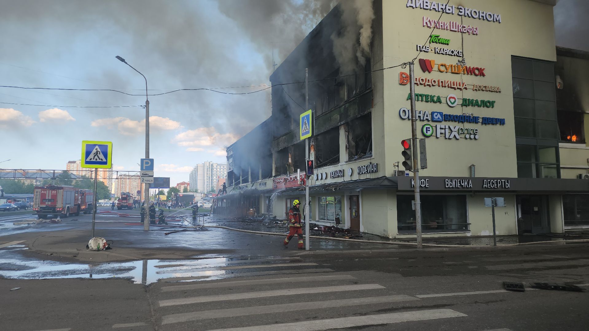 пожар, королёв, чп, пожар в тц, мчс россии, тушение пожара,