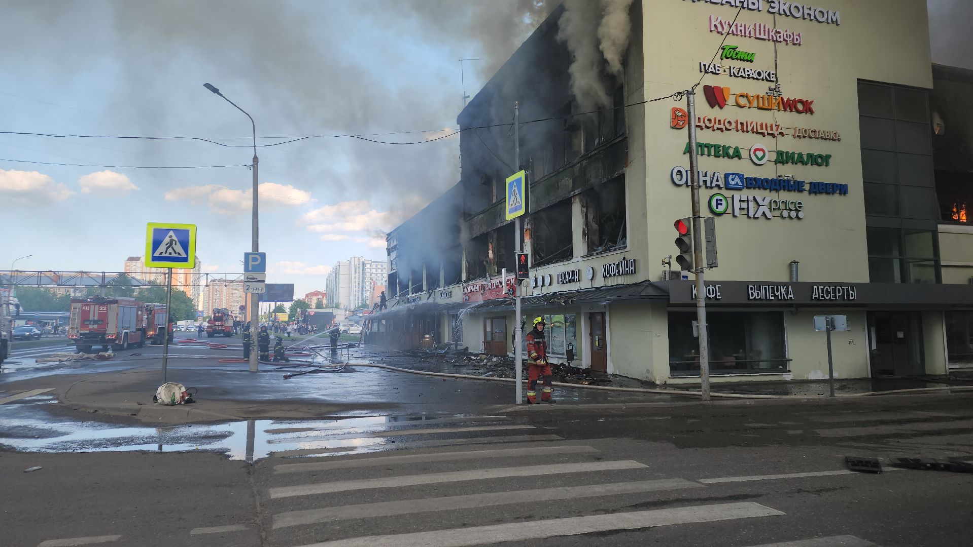 пожар, королёв, чп, пожар в тц, мчс россии, тушение пожара,