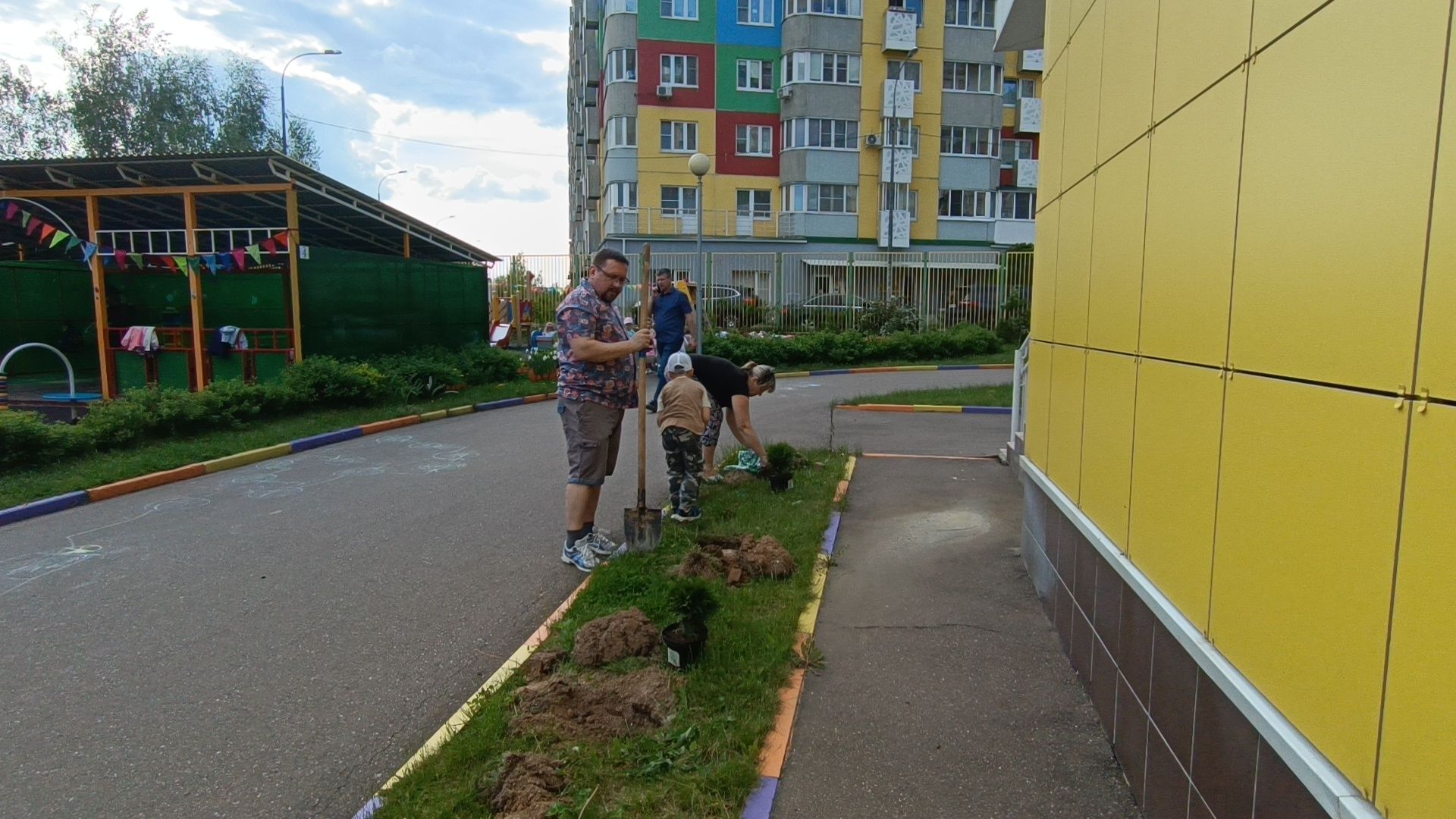 посадка деревьев, лобня, дети,