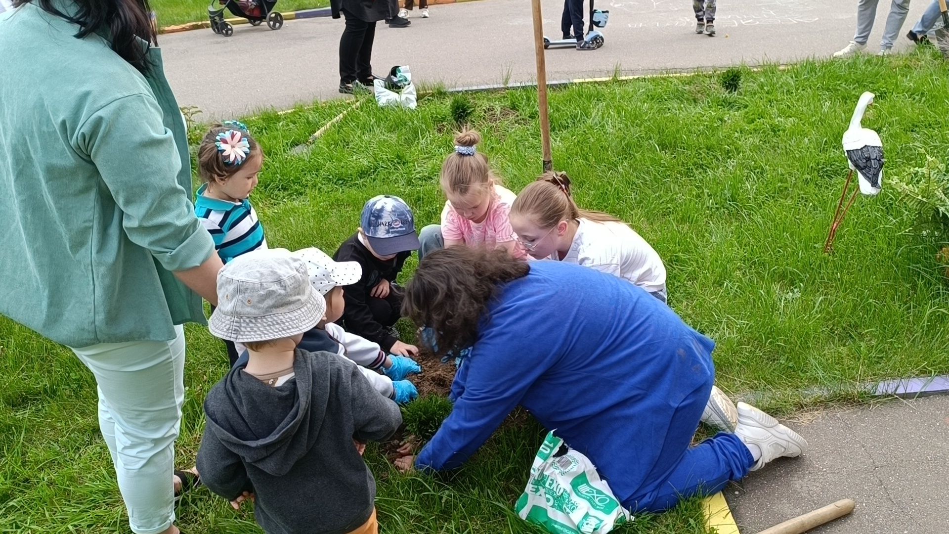 посадка деревьев, лобня, дети,