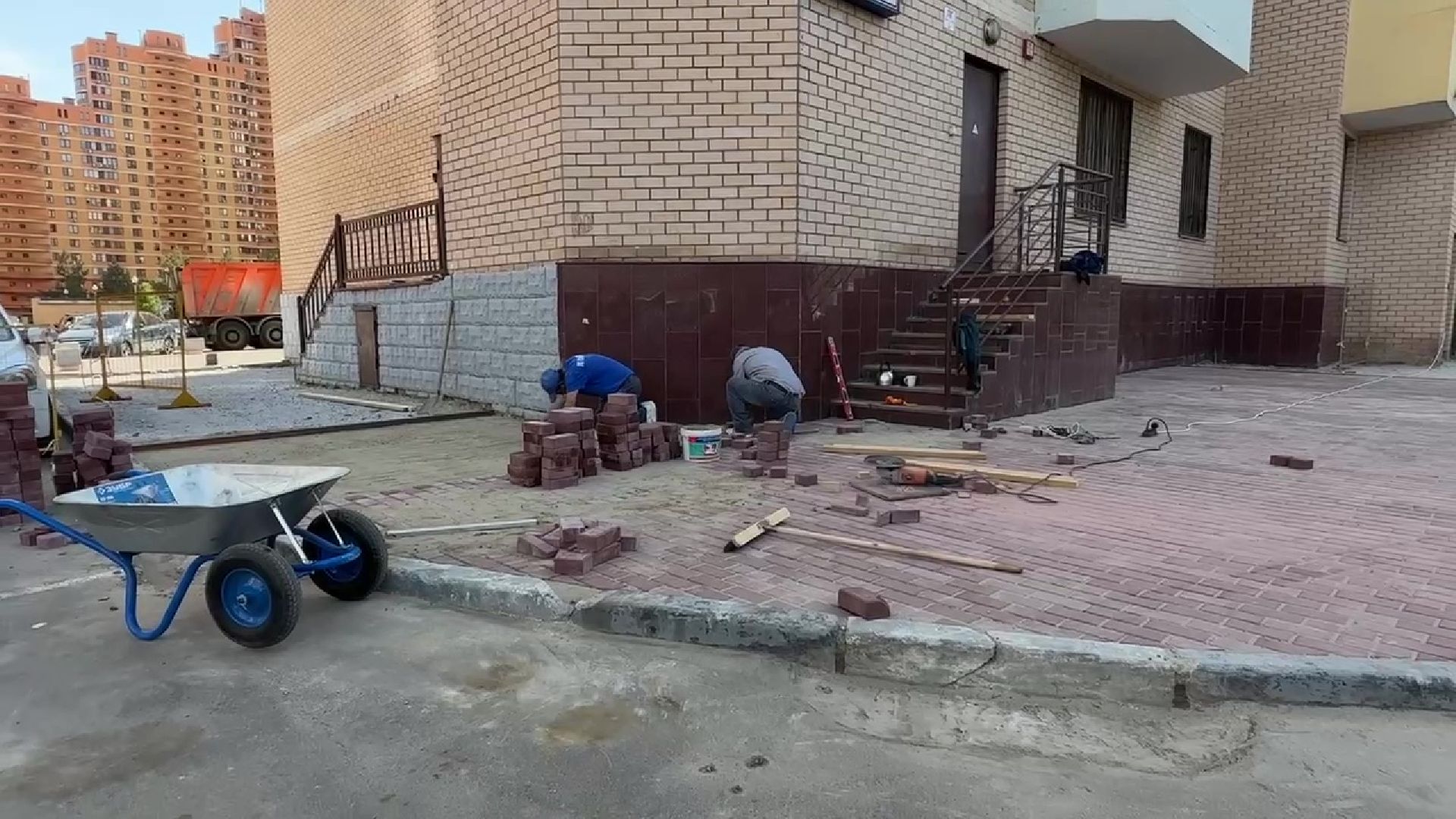 реутов, благоуствойство, брусчатка, замена покрытия, двор,