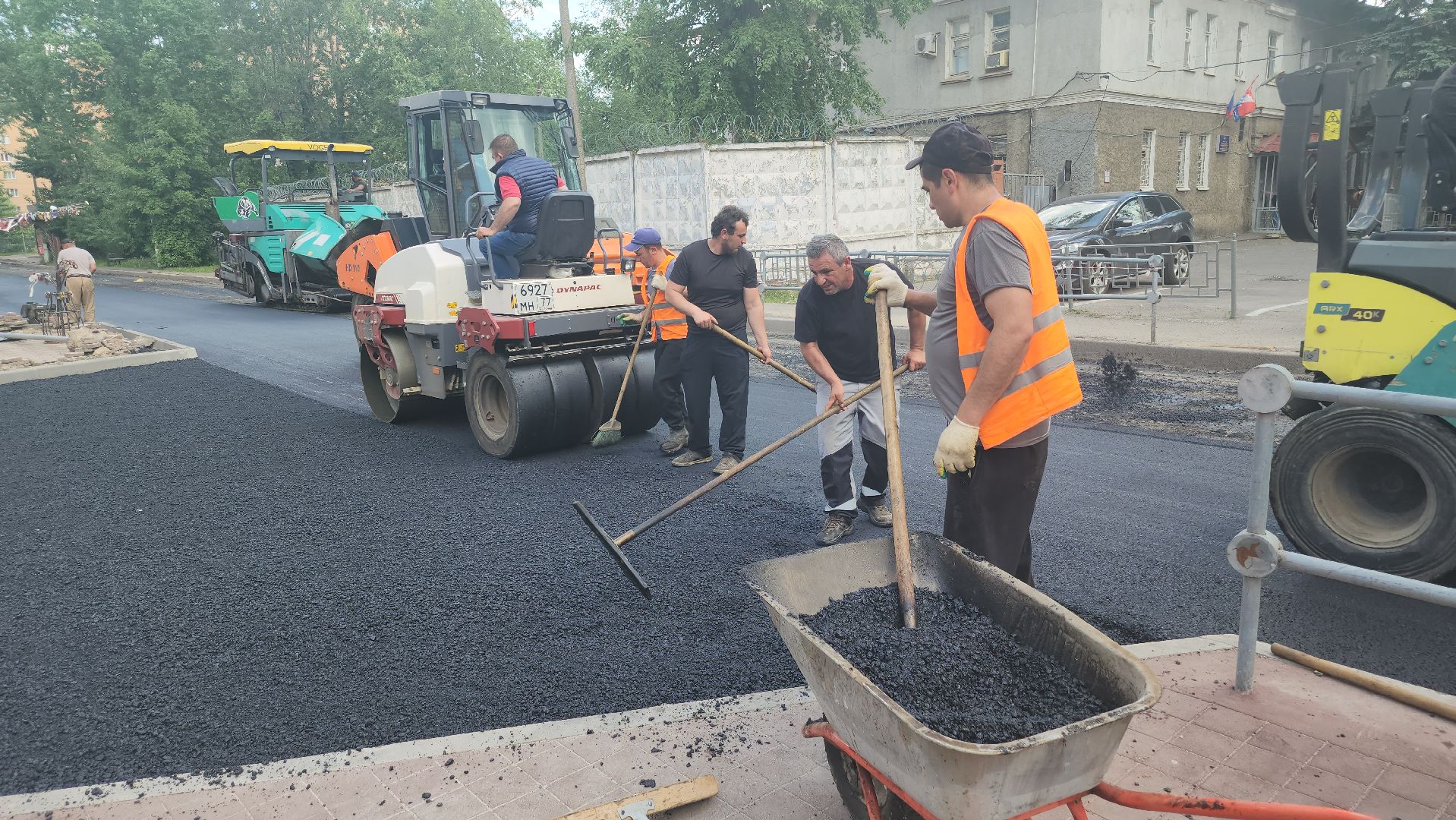 долгопрудный, улица маяковского, ремонт дороги, утрамбовка асфальта, загс,