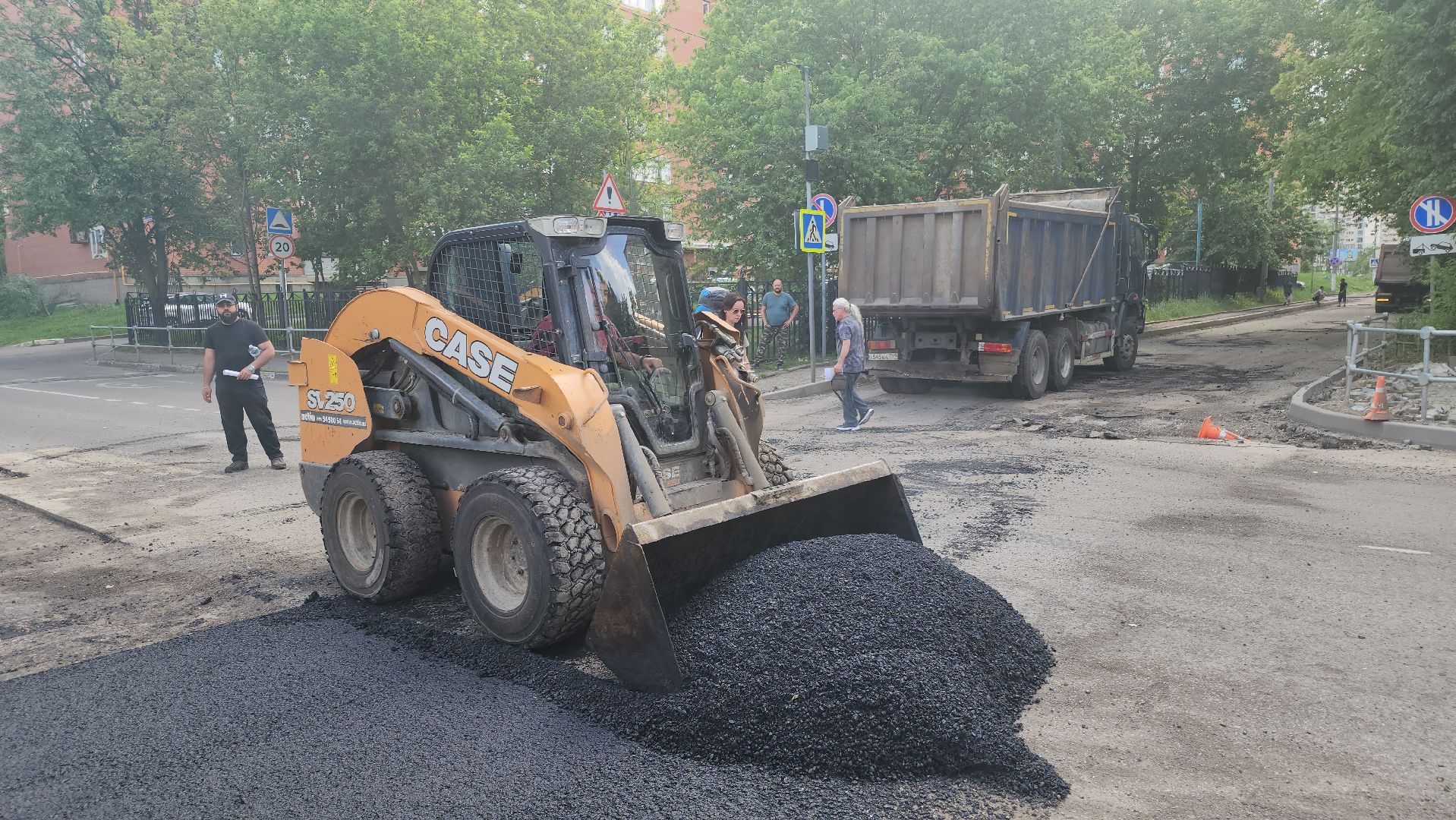 долгопрудный, улица маяковского, ремонт дороги, утрамбовка асфальта, загс,