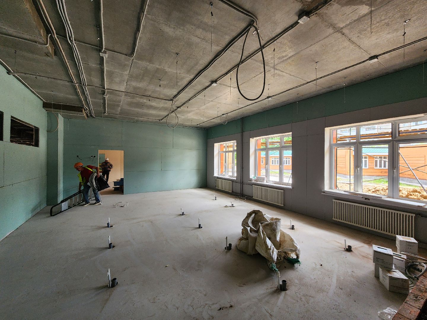 чехов, улица лопасненская, пристройка к школе 3, строительство,  остекление здания, установка оконных блоков, монтаж инженерных сетей, фасадные работы, губернатор московской области, госпрограмма московской области, стеклопакеты,